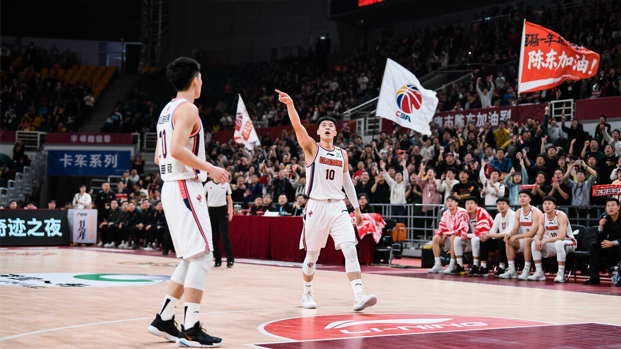 陈东:球迷助力,战力飙升 以去年的一场关键比赛为例,陈东所在的队伍一度落后对